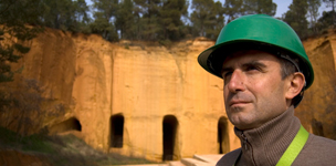 le trésorier Cyril Penin dans les anciennes mines de Bruoux à Gargas